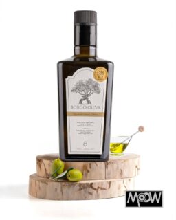 Yeni ürün lansmanları, güçlü bir görsel dille başlar ve her ürünün bir karakteri vardır. Borgo Oliva için ürettiğimiz fotoğraflarda ürünlerin karakterlerini öne çıkararak bu görsel dile katkıda bulunduk. Firmanın birbirinden lezzetli natürel sızma zeytinyağlarını keyifle fotoğrafladık.  @borgo.oliva 🫒🙏🏻Birlikte büyümek için, bizimle iletişime geçin!#ürünçekimi #ürünfotoğrafçısı #ürünfotoğrafçekimi #konseptfotografçekimi #stüdyofotoğrafçısı #fotoğrafajansı #productphotography